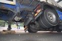 LKW blieb unter Bruecke haengen Koeln Ehrenfeld Innere Kanalstr Hornstr P090